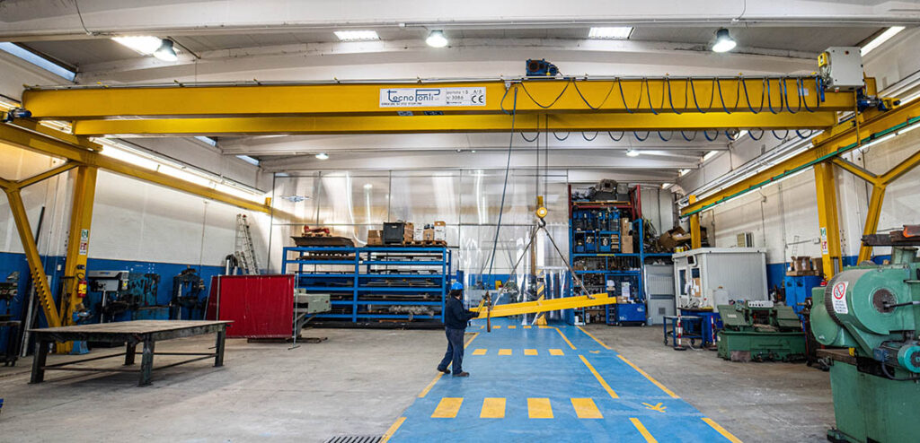 Area di lavoro e movimentazione carichi in officina